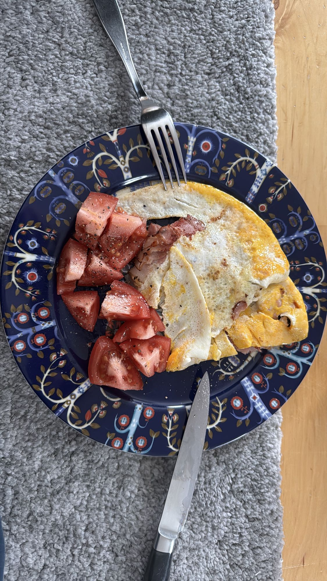 Egg and ham omelette with tomato