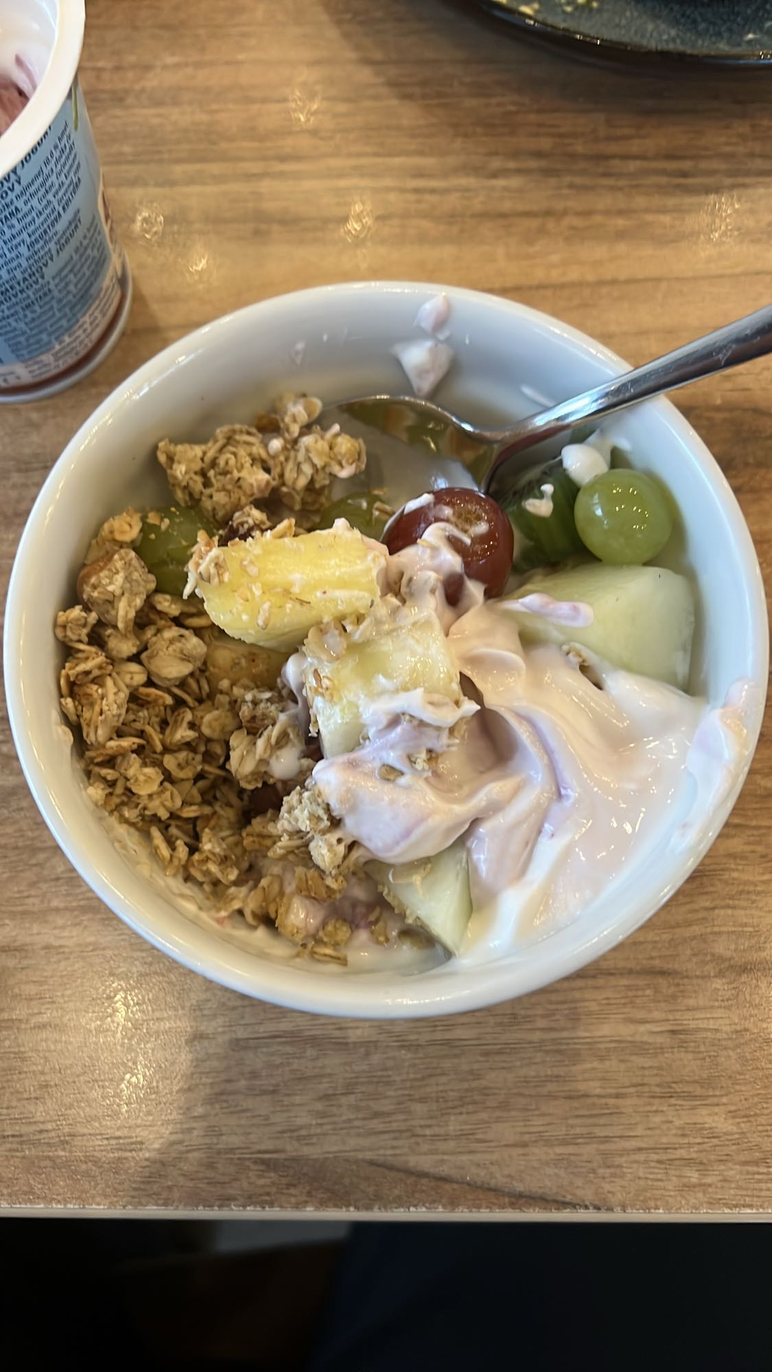Iaurt cu fructe și granola