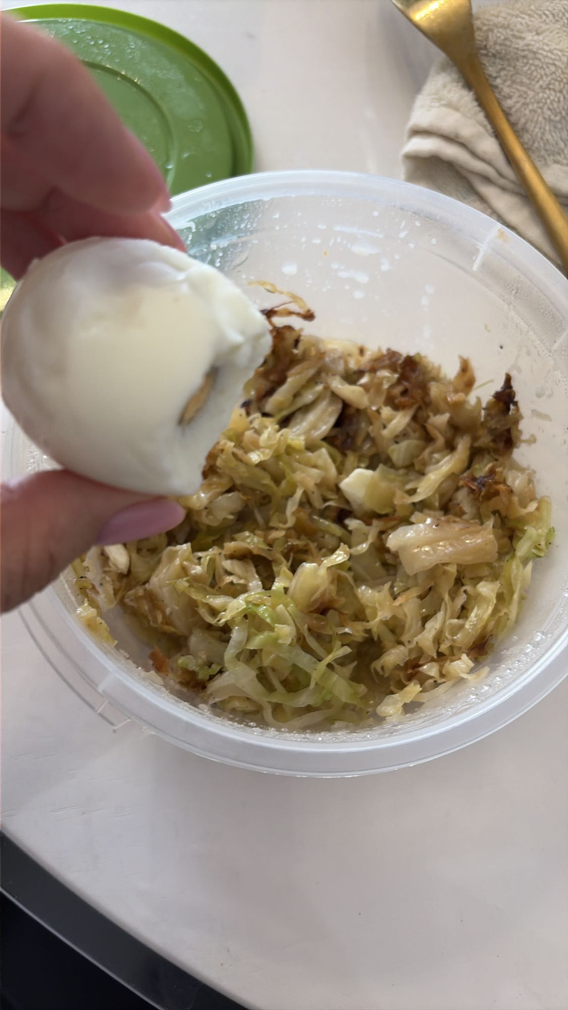 яйцо с тушёной капустой