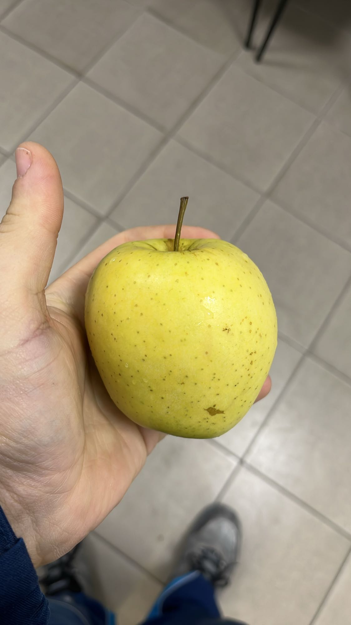 жълта ябълка