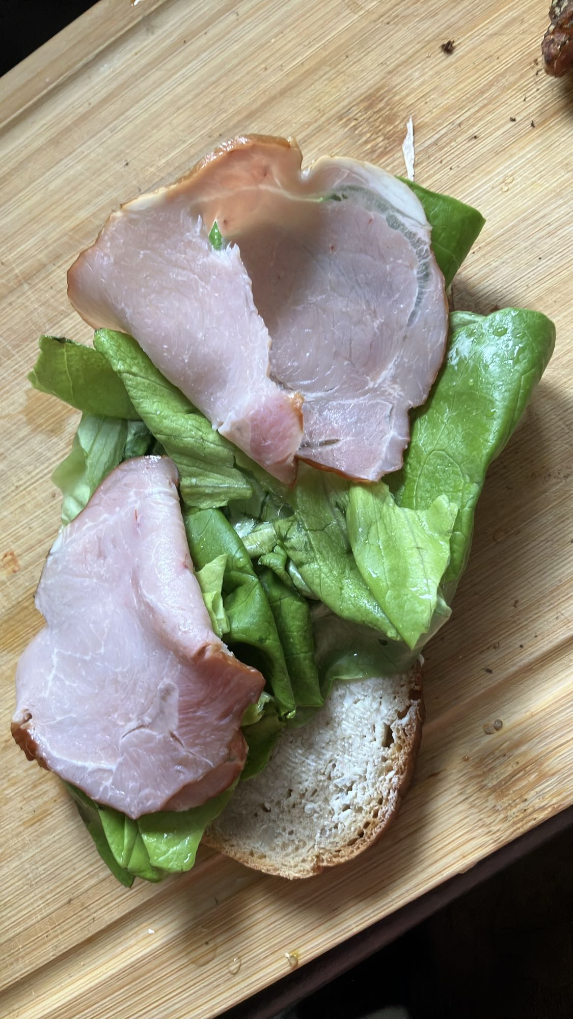 Kanapka z szynką i sałatą