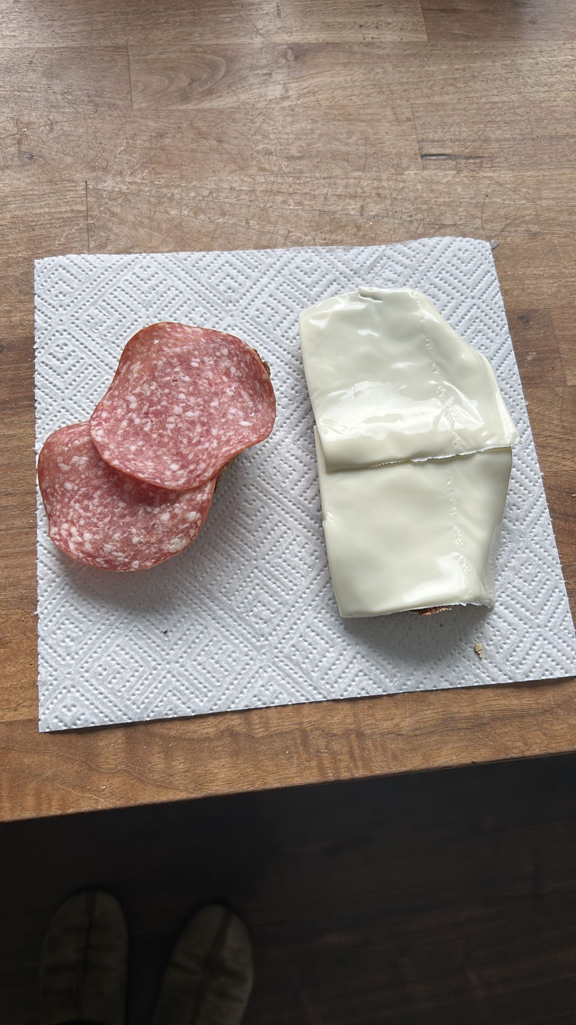Salami och ostsmörgås