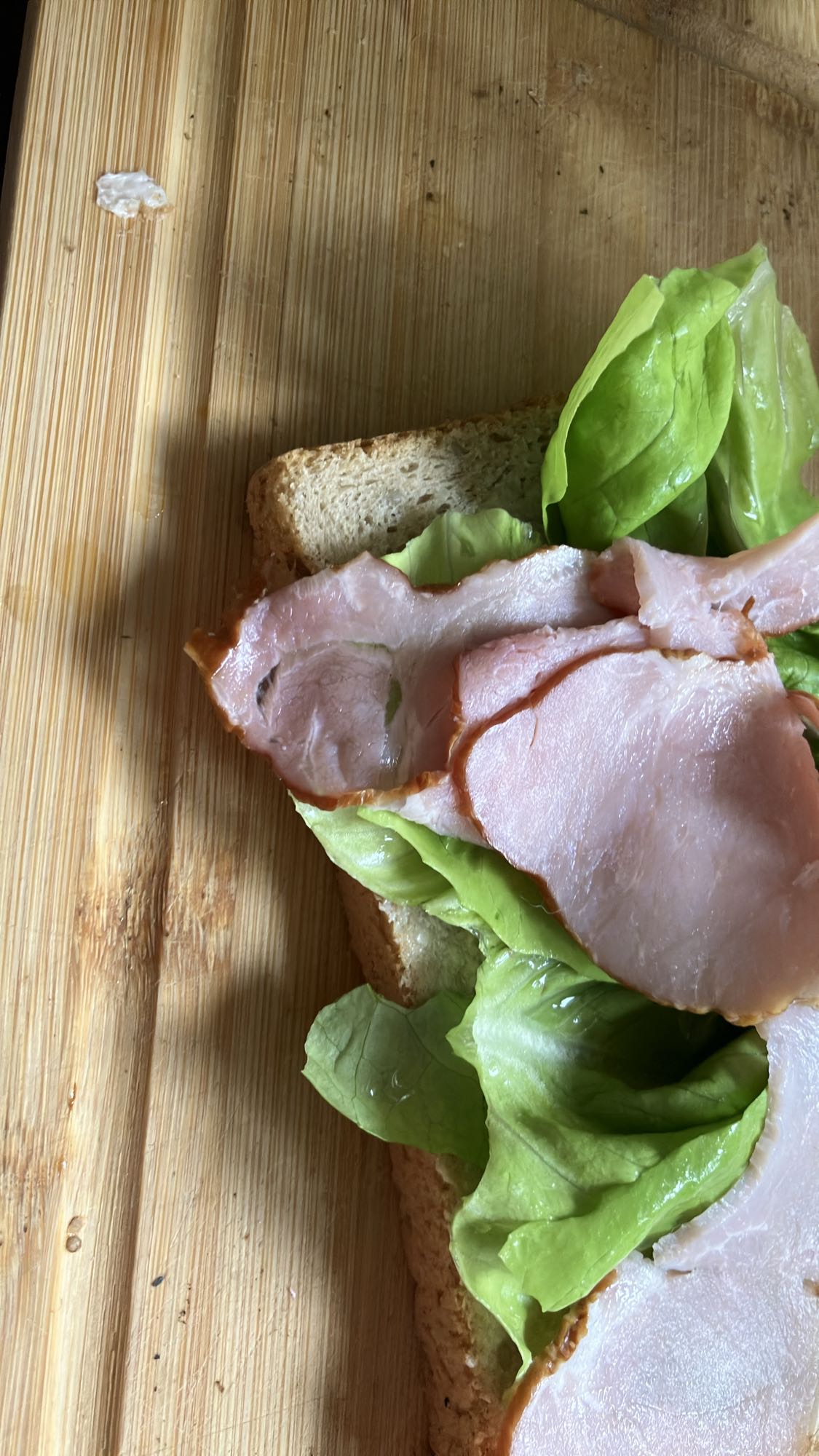 Kanapka z szynką i sałatą