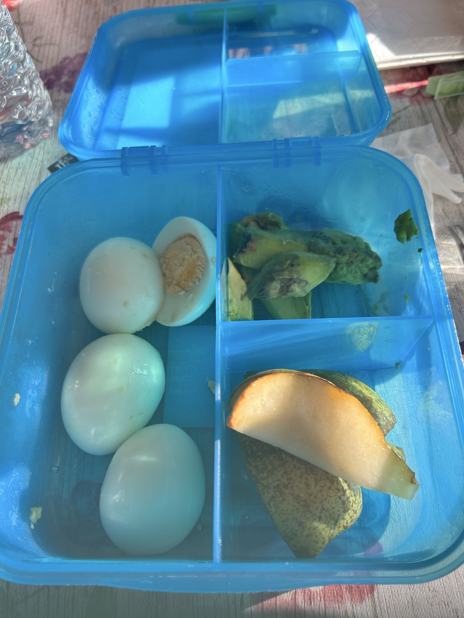 Huevos, aguacate y pera