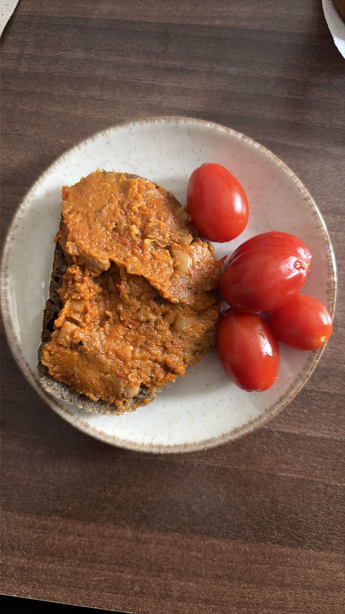 Pâine cu zacuscă și roșii