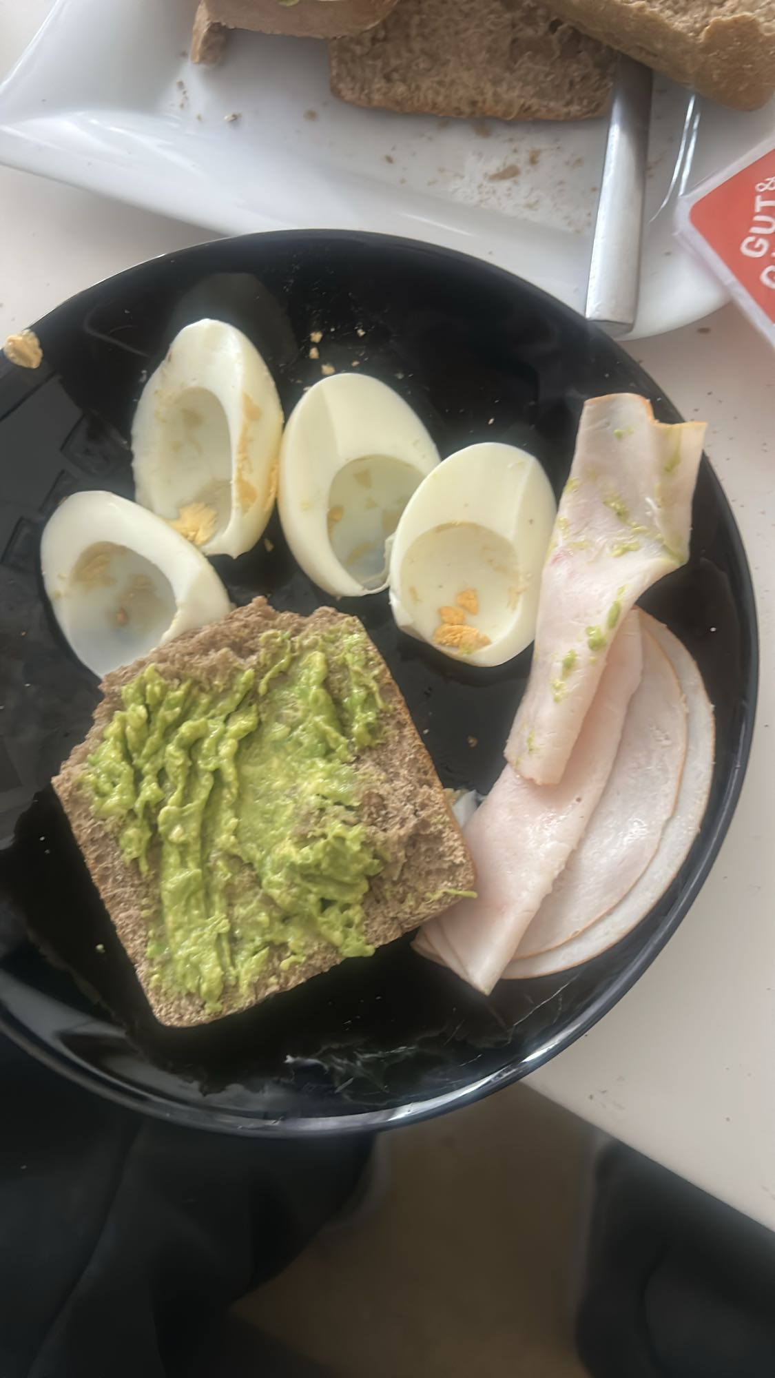 Ontbijt met ei en kipfilet