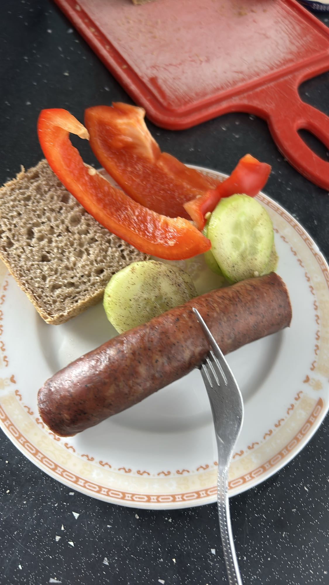 Kiełbasa z warzywami i chlebem