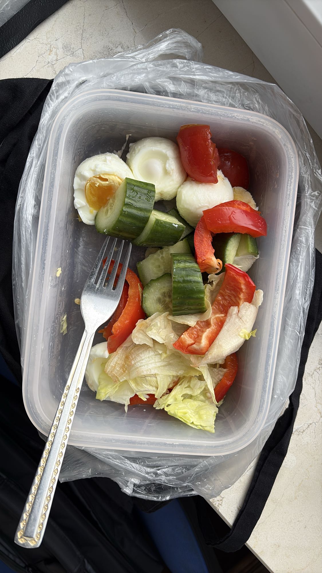 Sałatka z jajkiem i warzywami