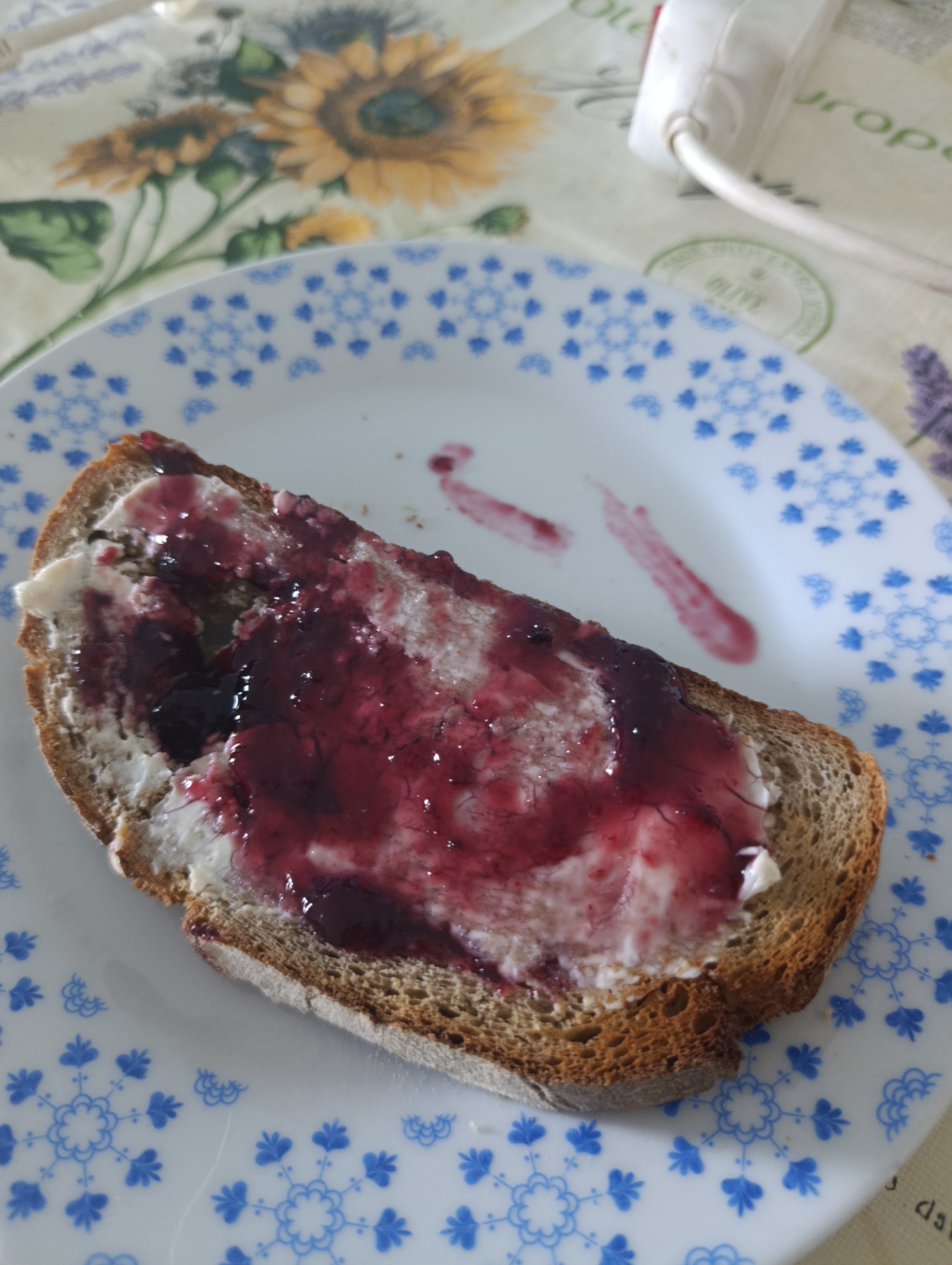 Tostada con mermelada y queso