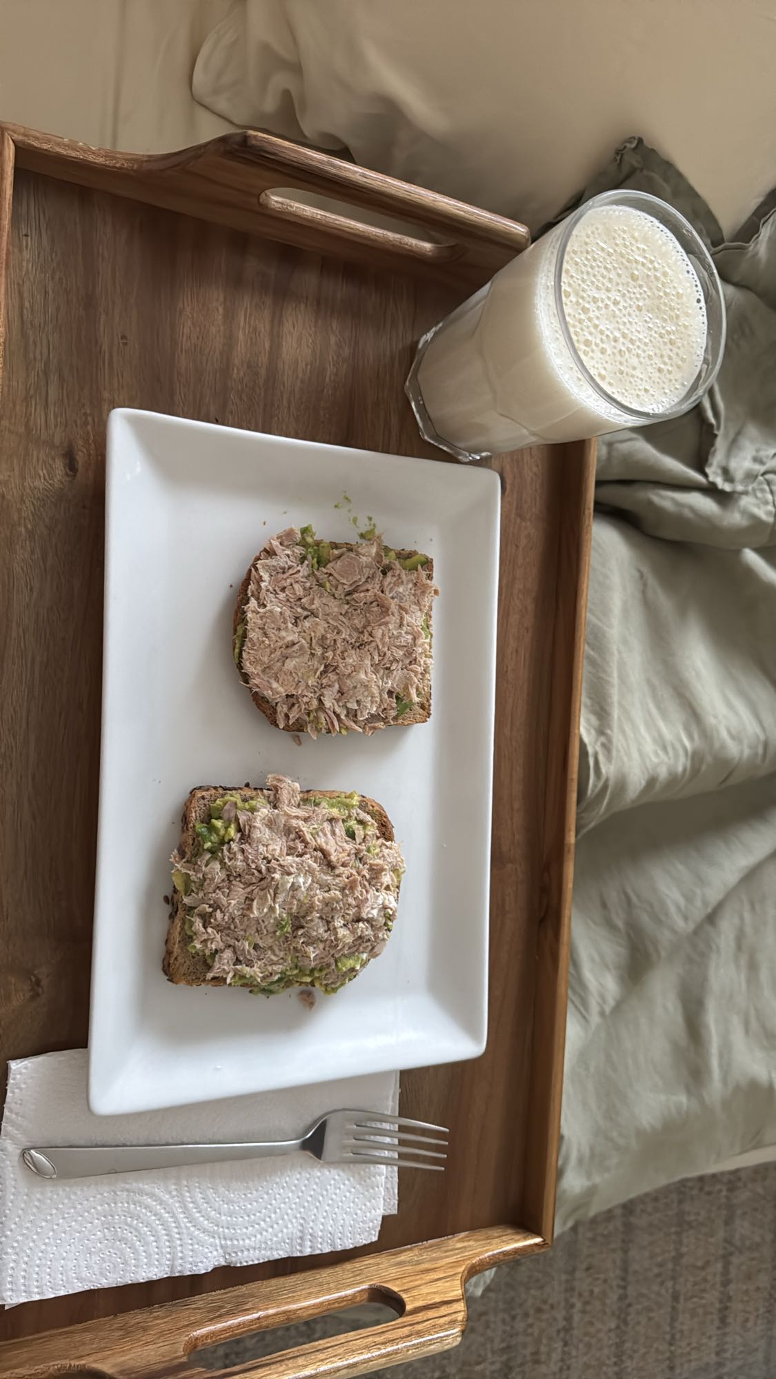 Tostadas de atún y leche