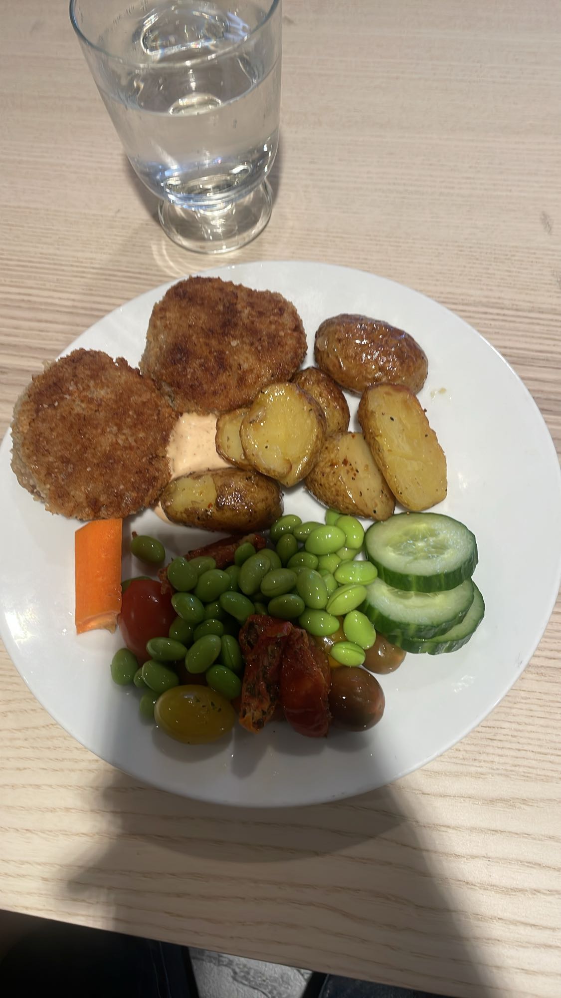 Vegetariska biffar med potatis