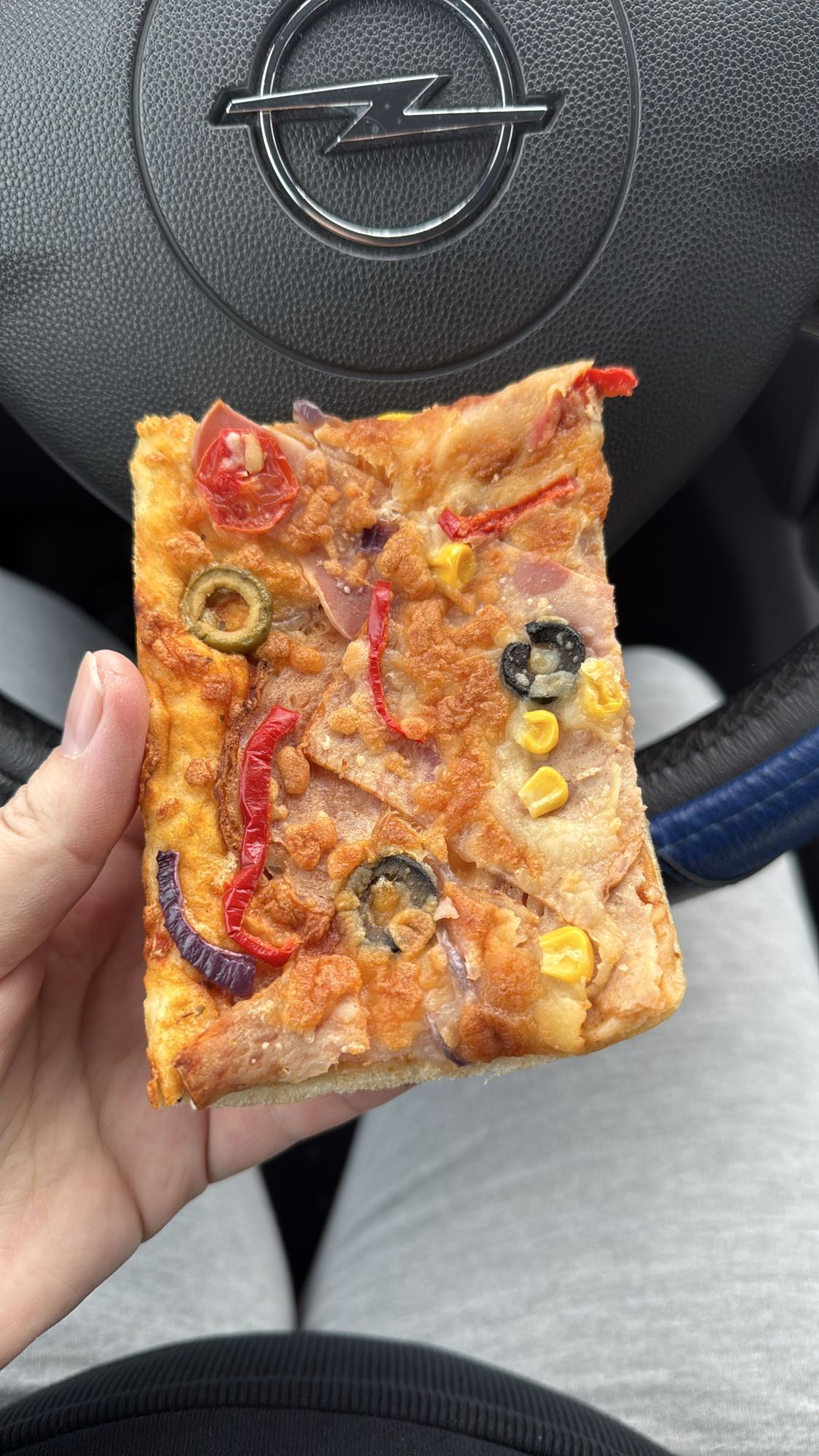 Felie pizza legume și șuncă