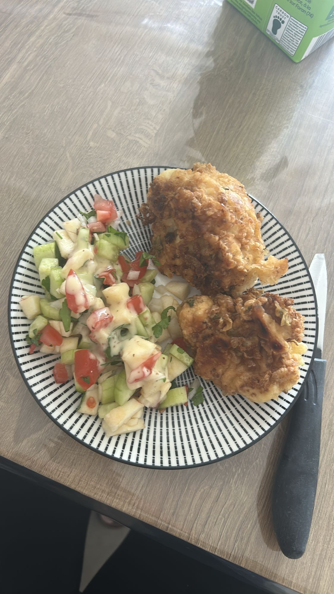 Poulet frit et salade fraîche