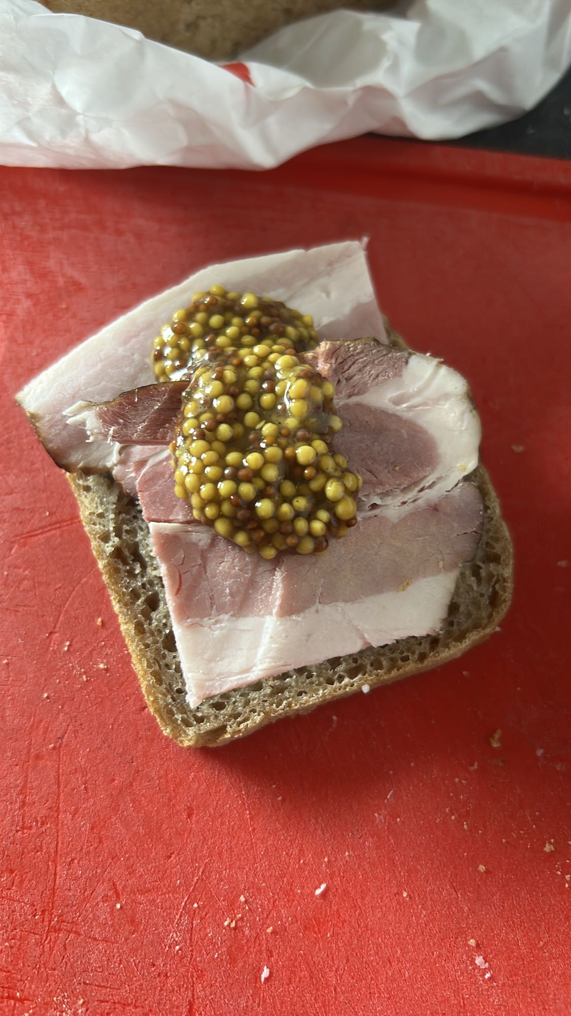 kanapka z boczkiem i musztardą