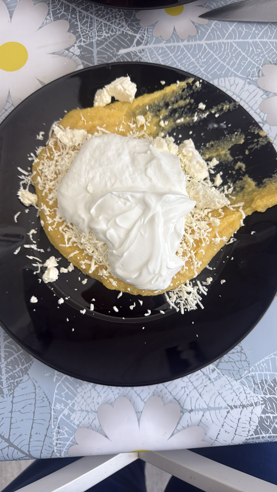 Mămăligă cu brânză și smântână