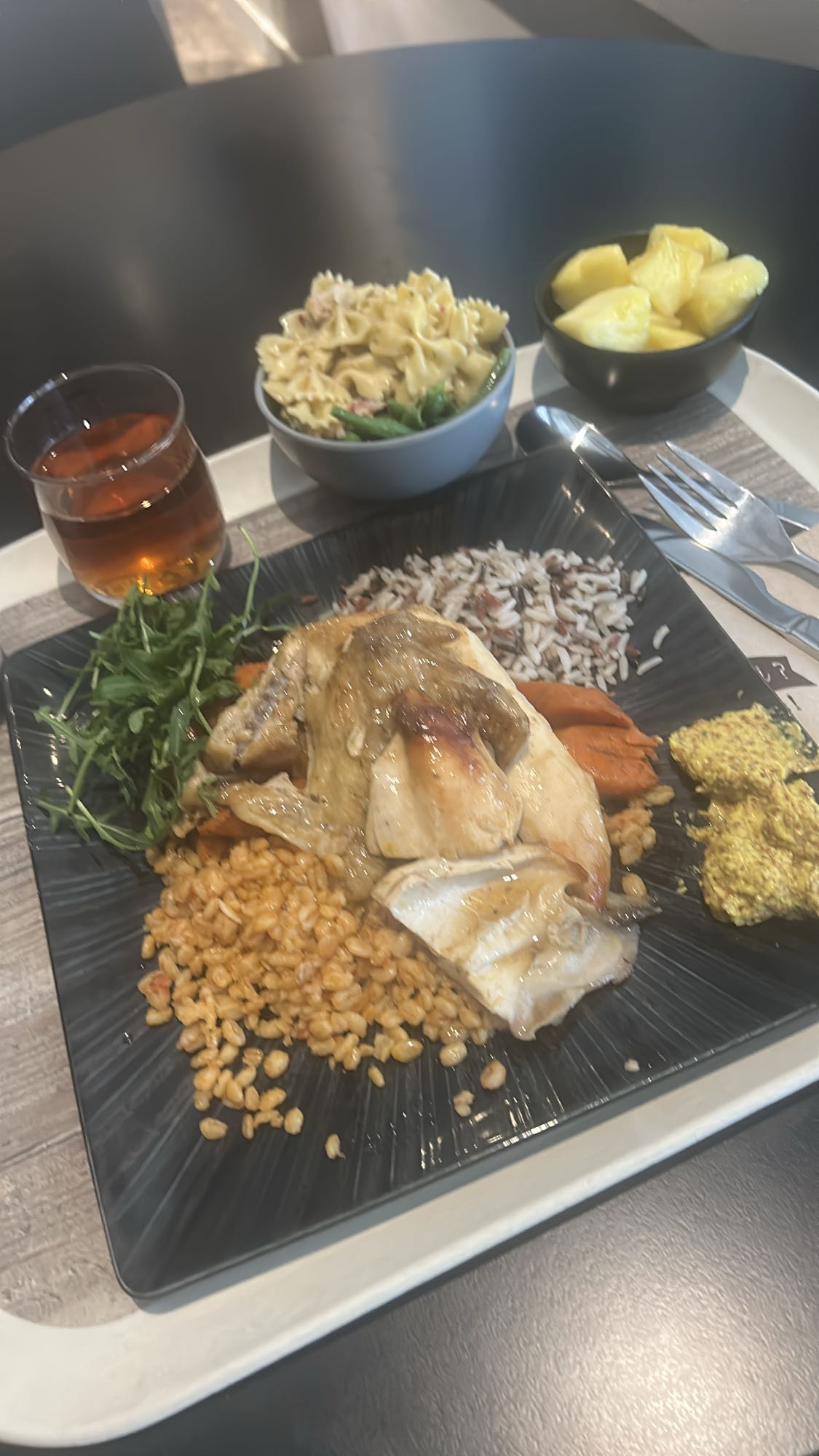 Poulet, pâtes, riz, salade