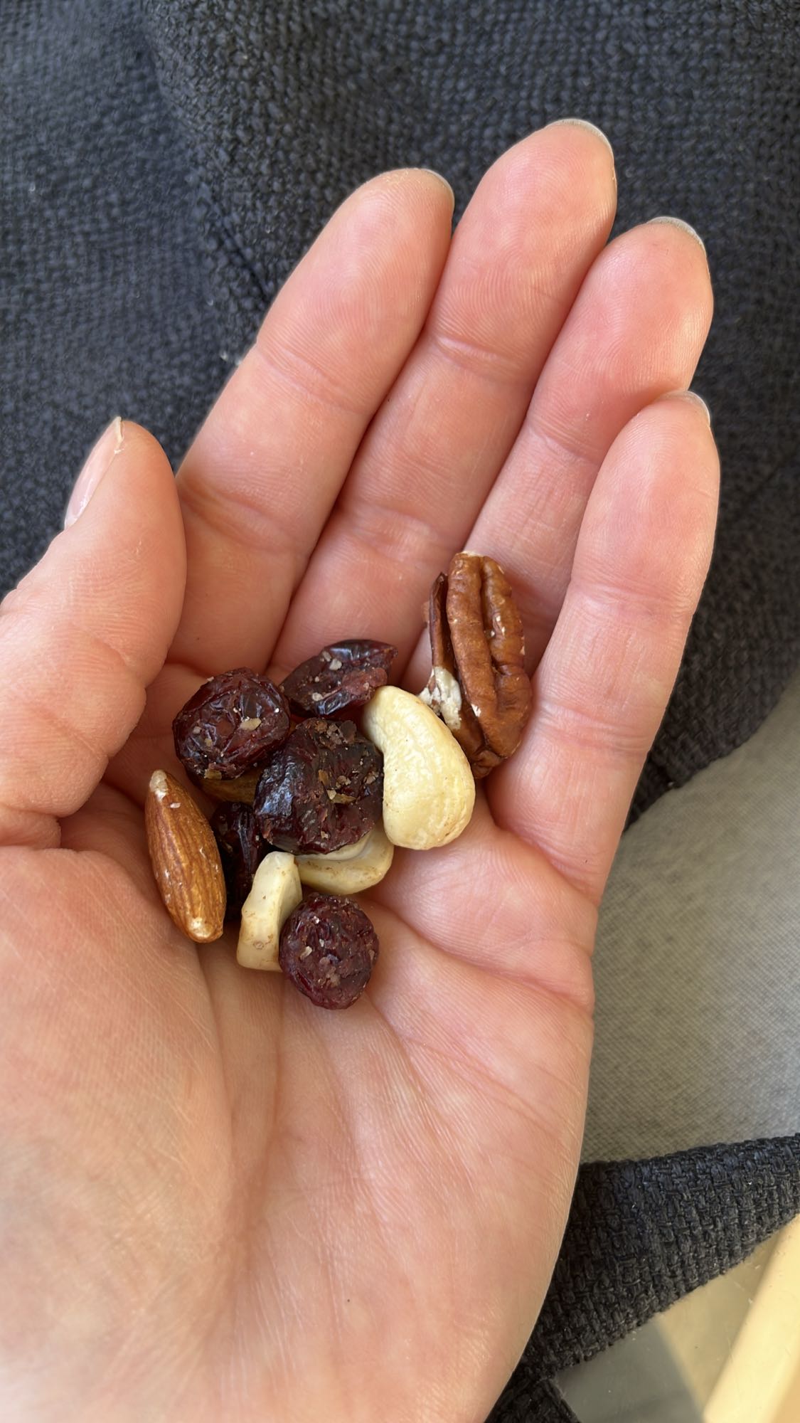 mezcla frutos secos mano