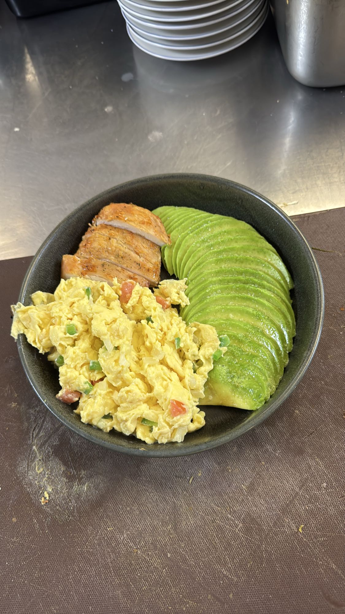 Tazón de pollo, huevo y aguacate