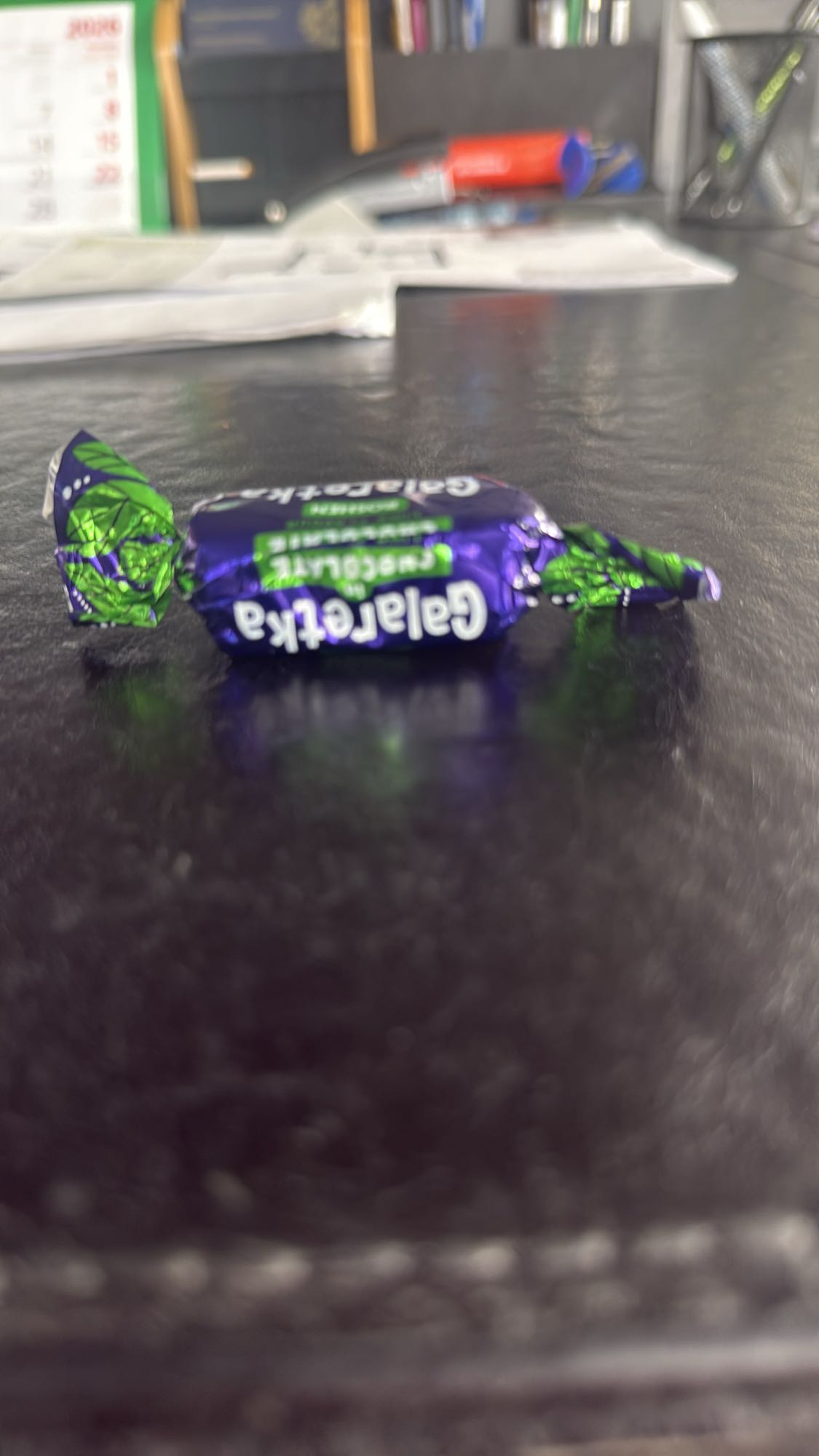 cukierek galaretka w czekoladzie