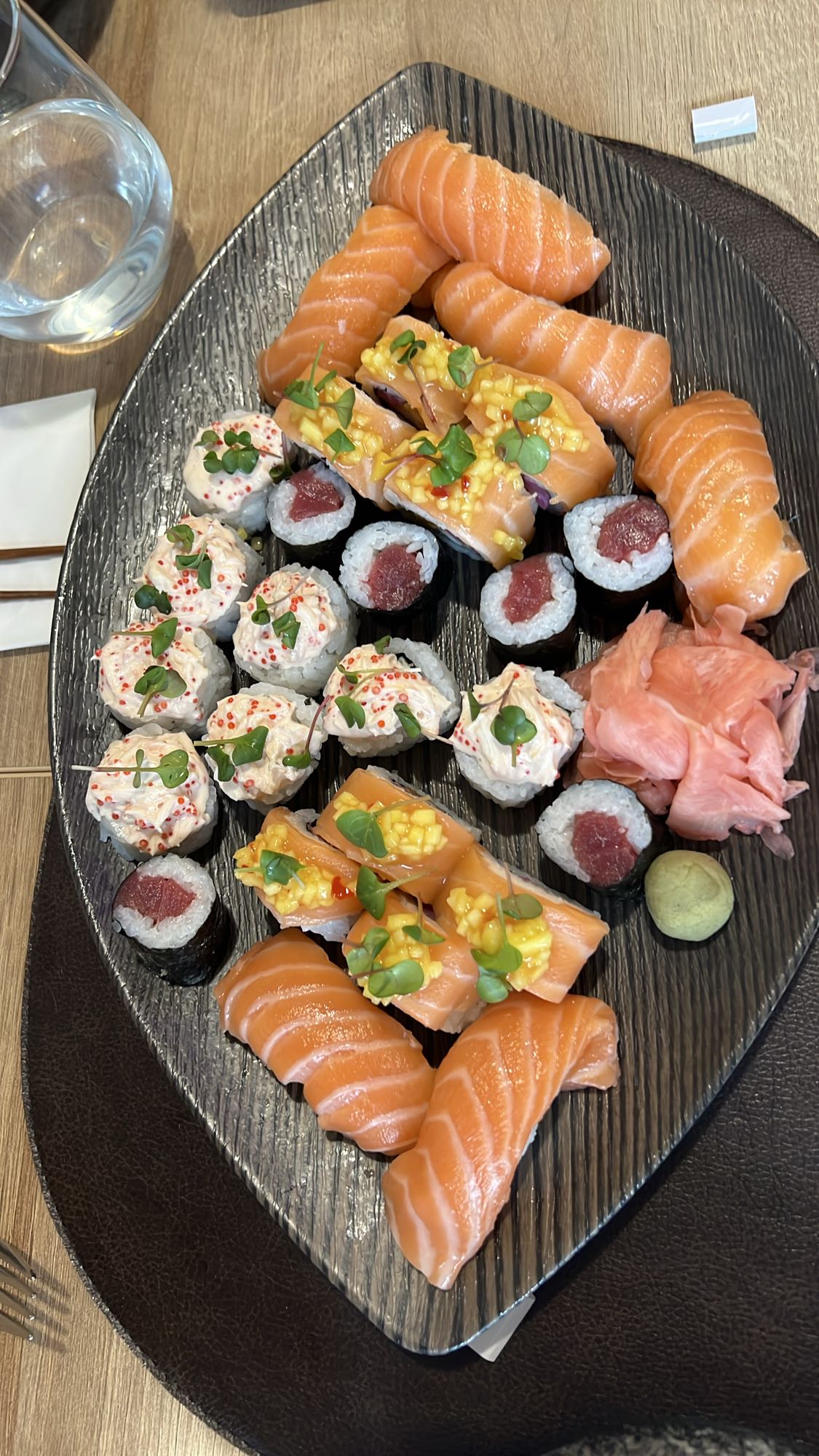 Platou sushi somon și ton