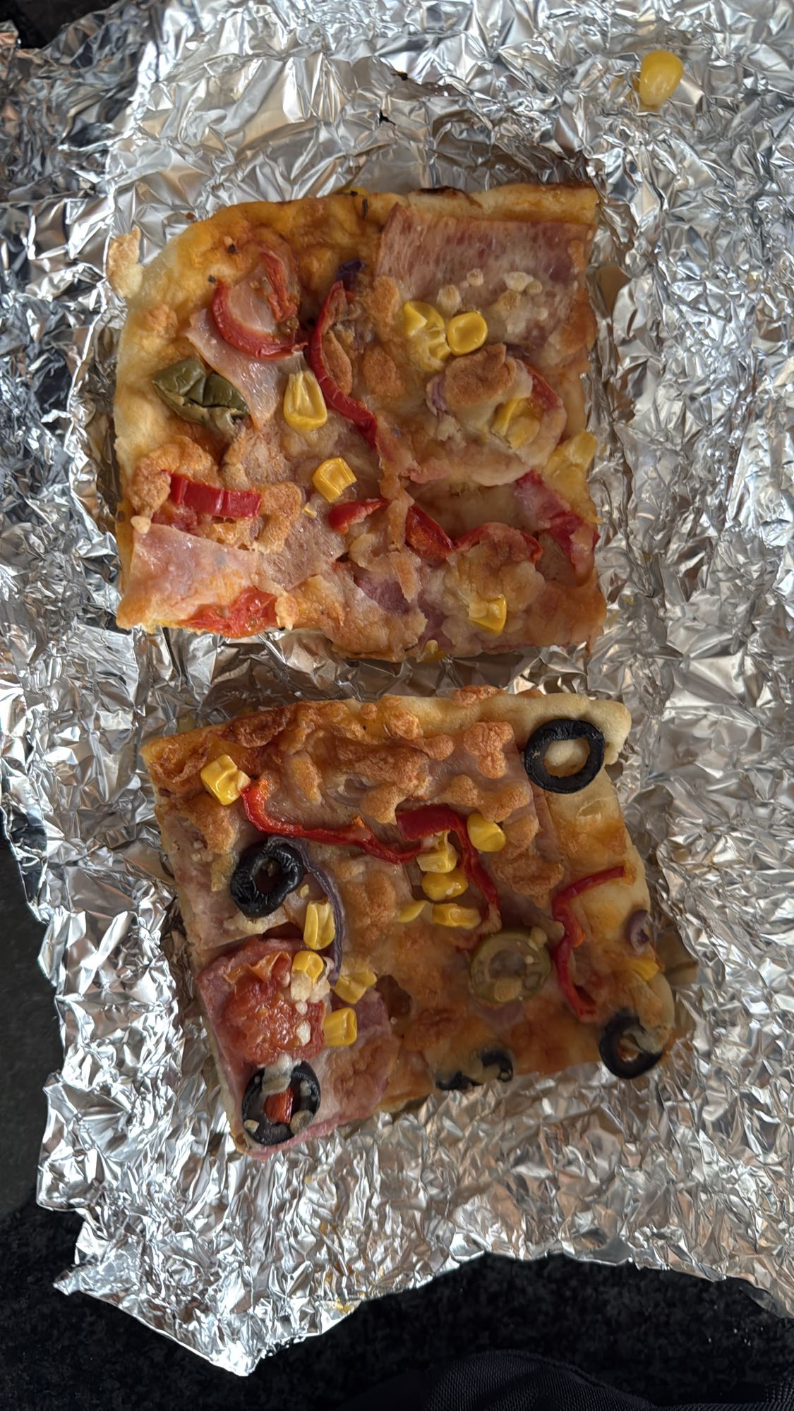 Pizza cu legume și șuncă