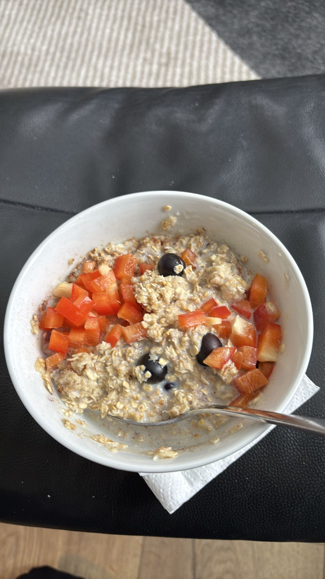 Havregrøt med bær og paprika