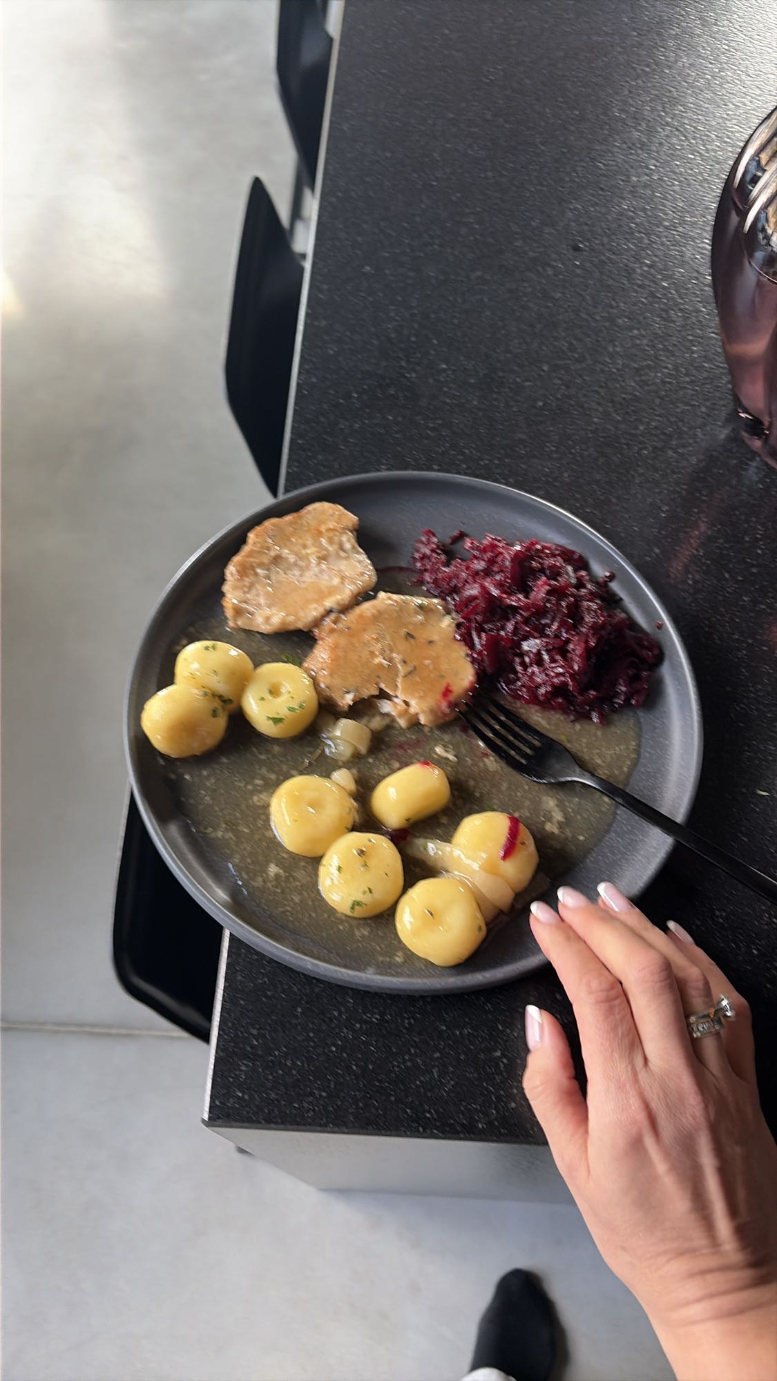 Schabowy z kluskami i buraczkami