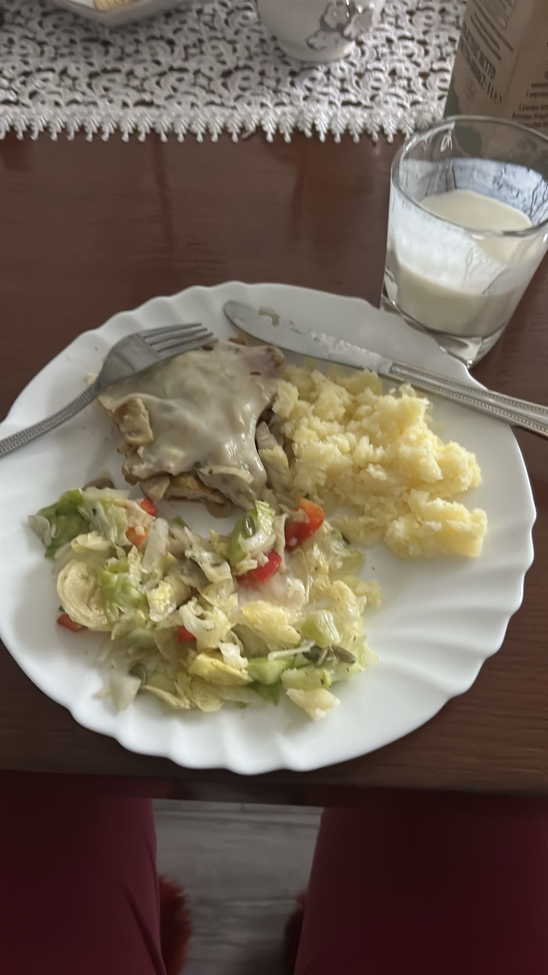 kotlet z serem, ziemniaki, surówka