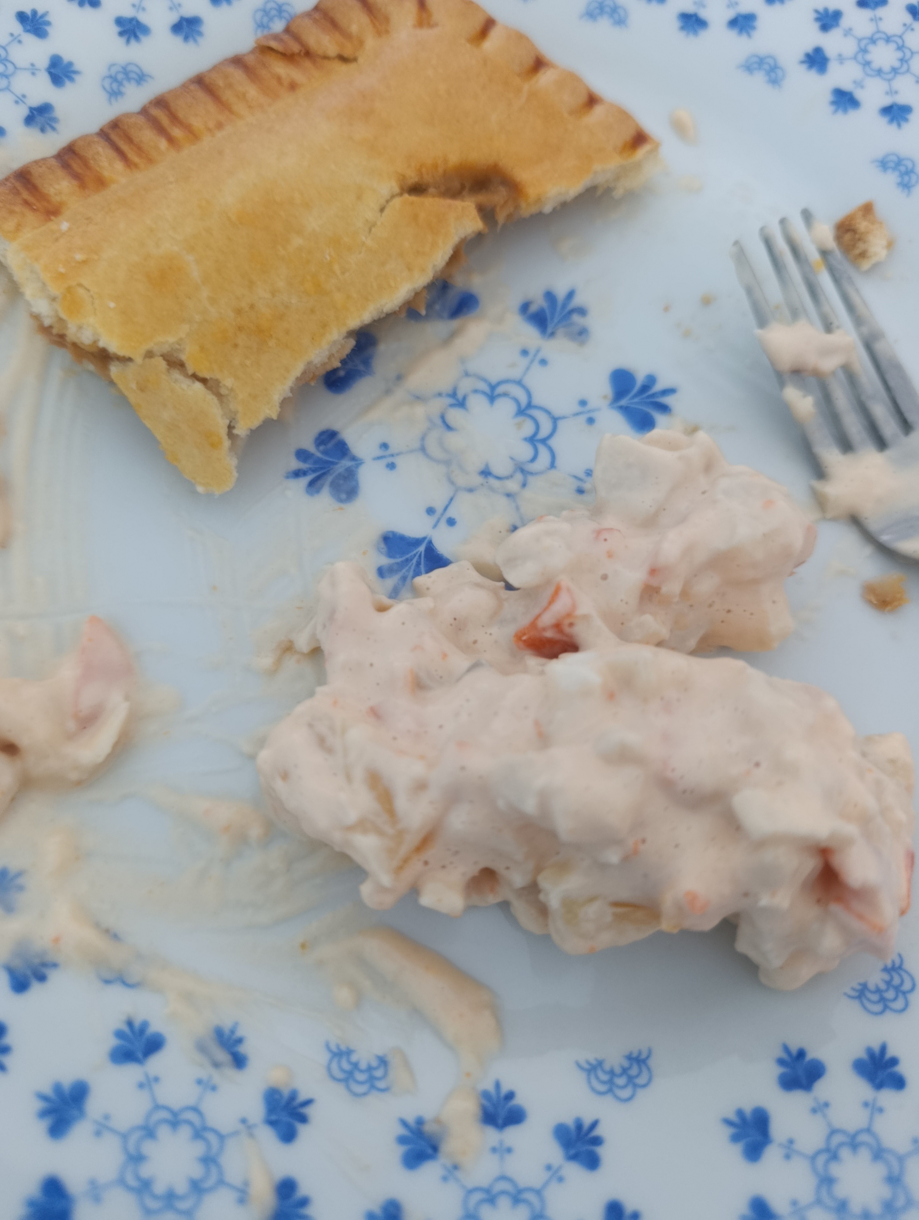 Empanada y ensalada cremosa