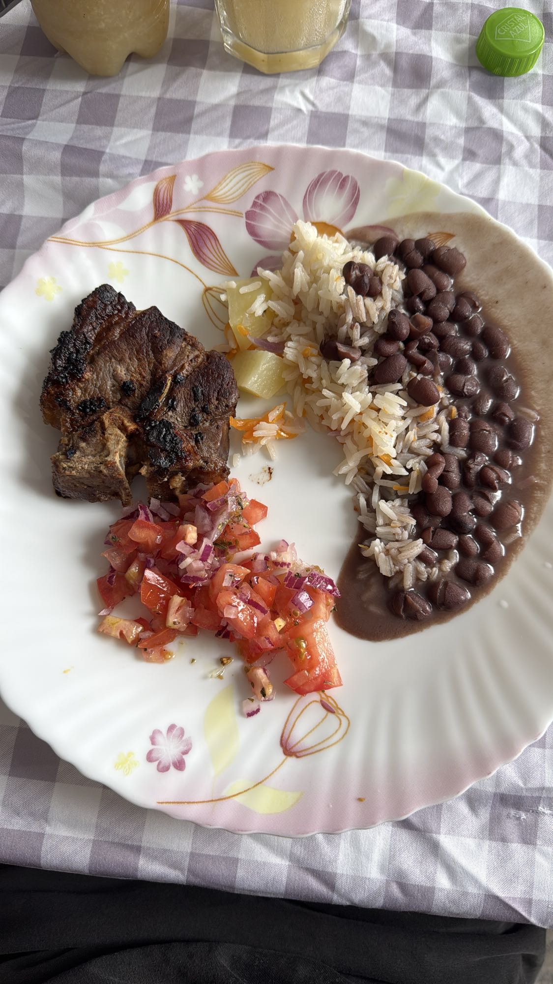 Arroz, feijão, carne e vinagrete
