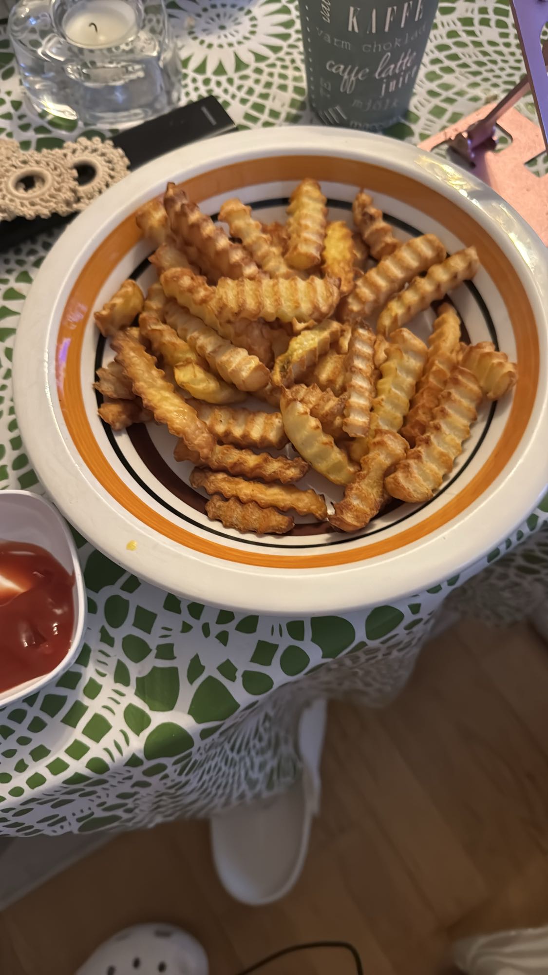 Pommes frites med ketchup