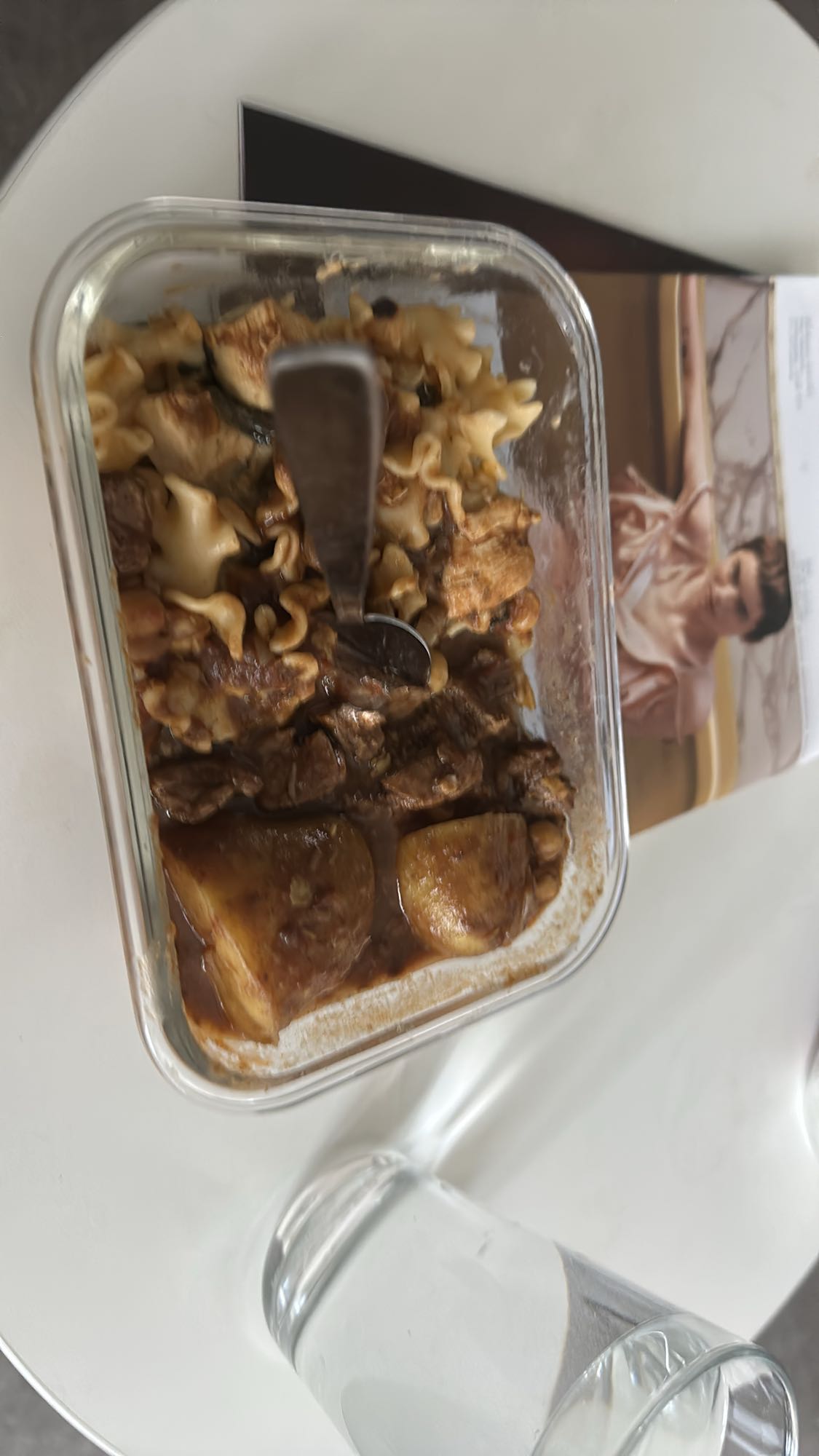 Köttgryta med pasta och potatis