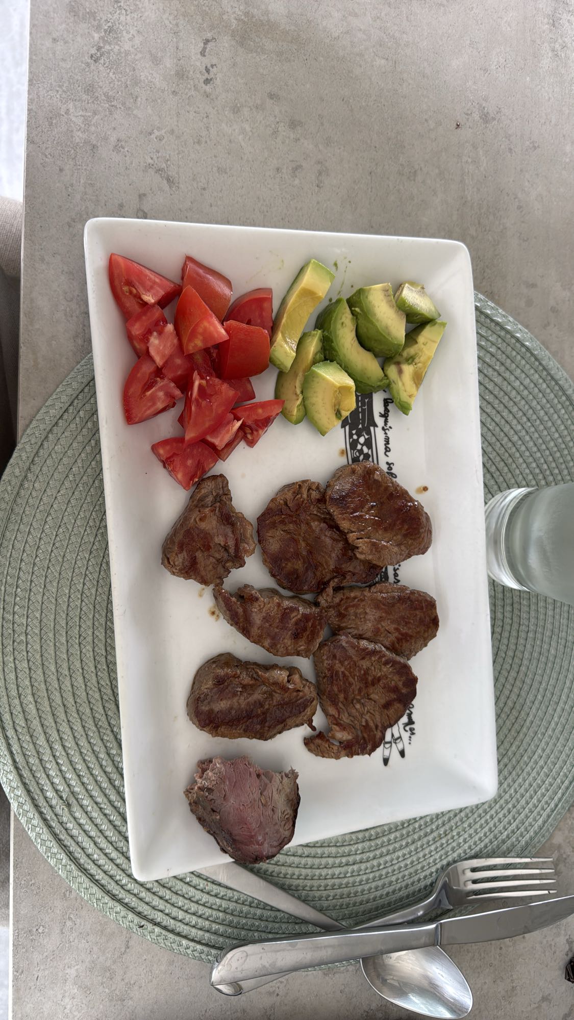 Carne con tomate y aguacate