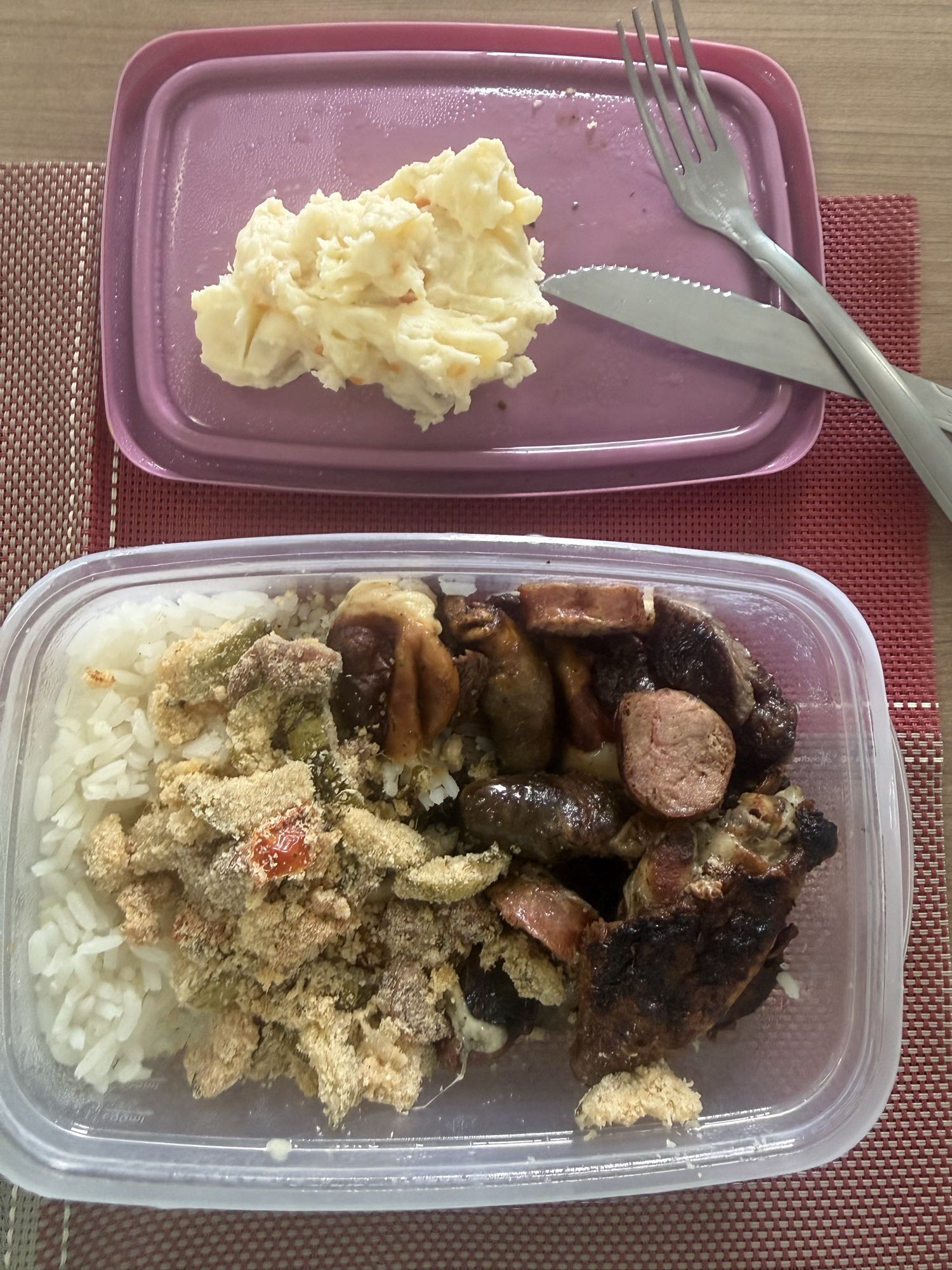 Churrasco com arroz e farofa