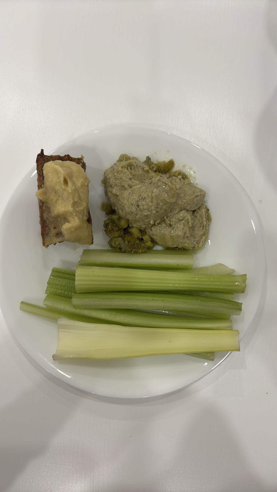 Légumes, houmous et pain