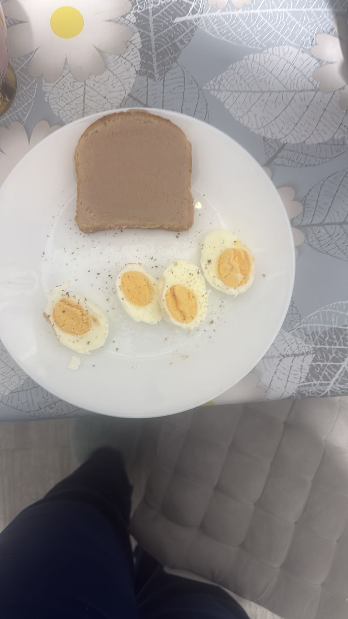 Ou fiert cu pâine și pate