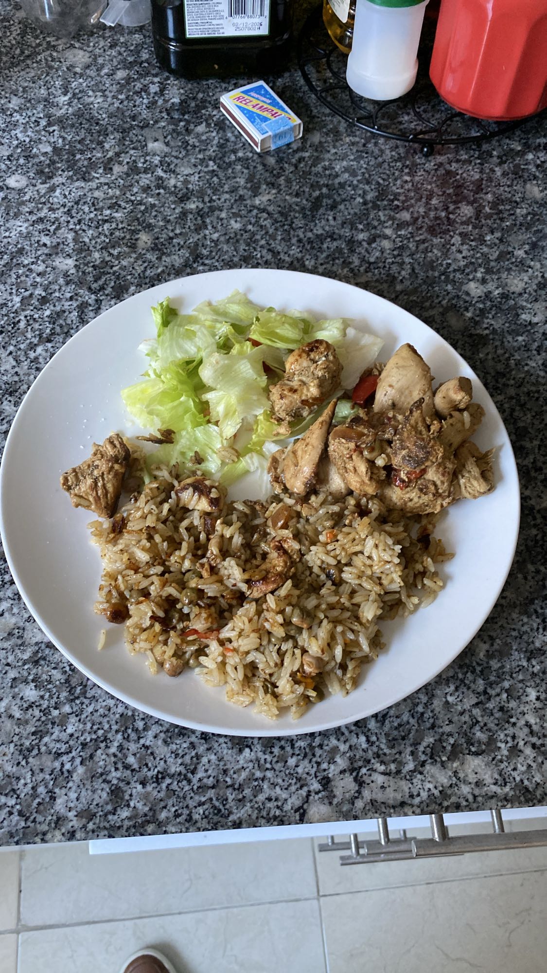 Pollo con arroz y ensalada