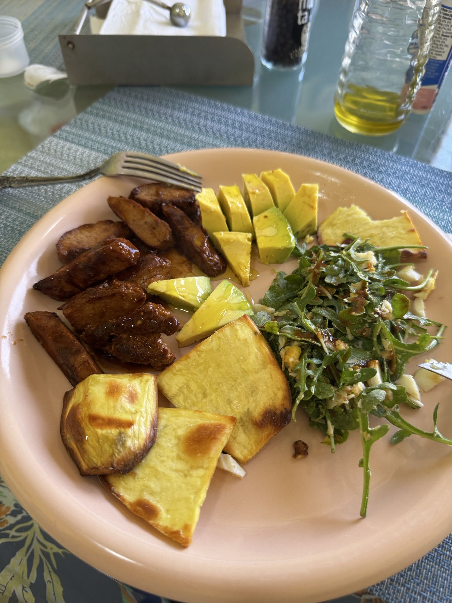 Pollo, batata y ensalada