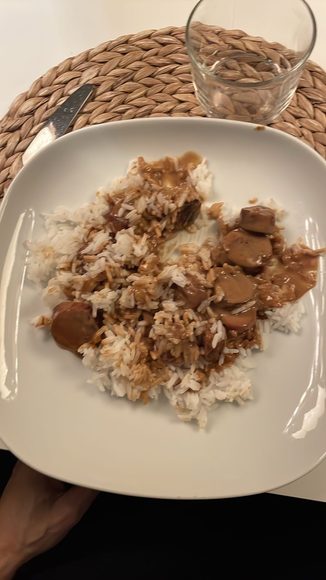 Ris med korv och sås