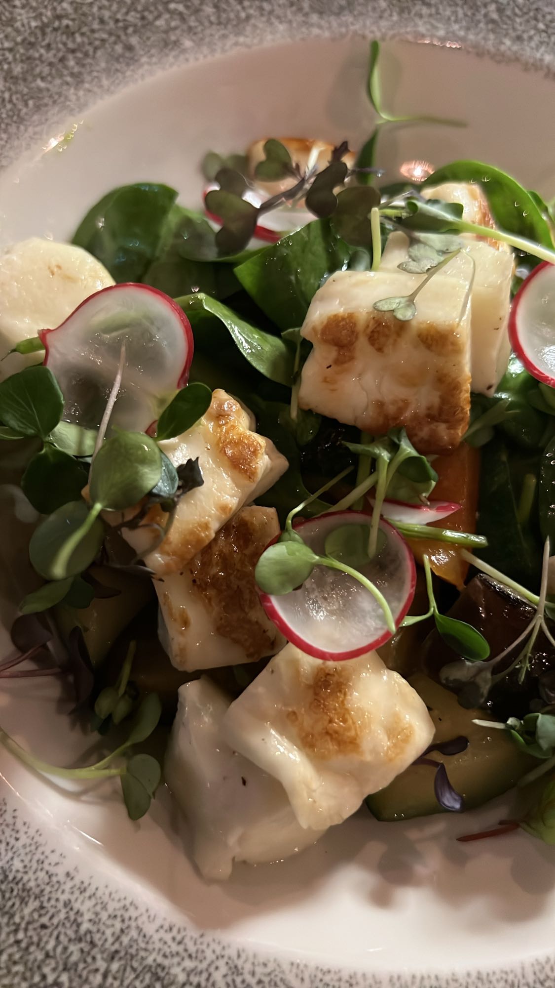 Salată cu halloumi și ridichi