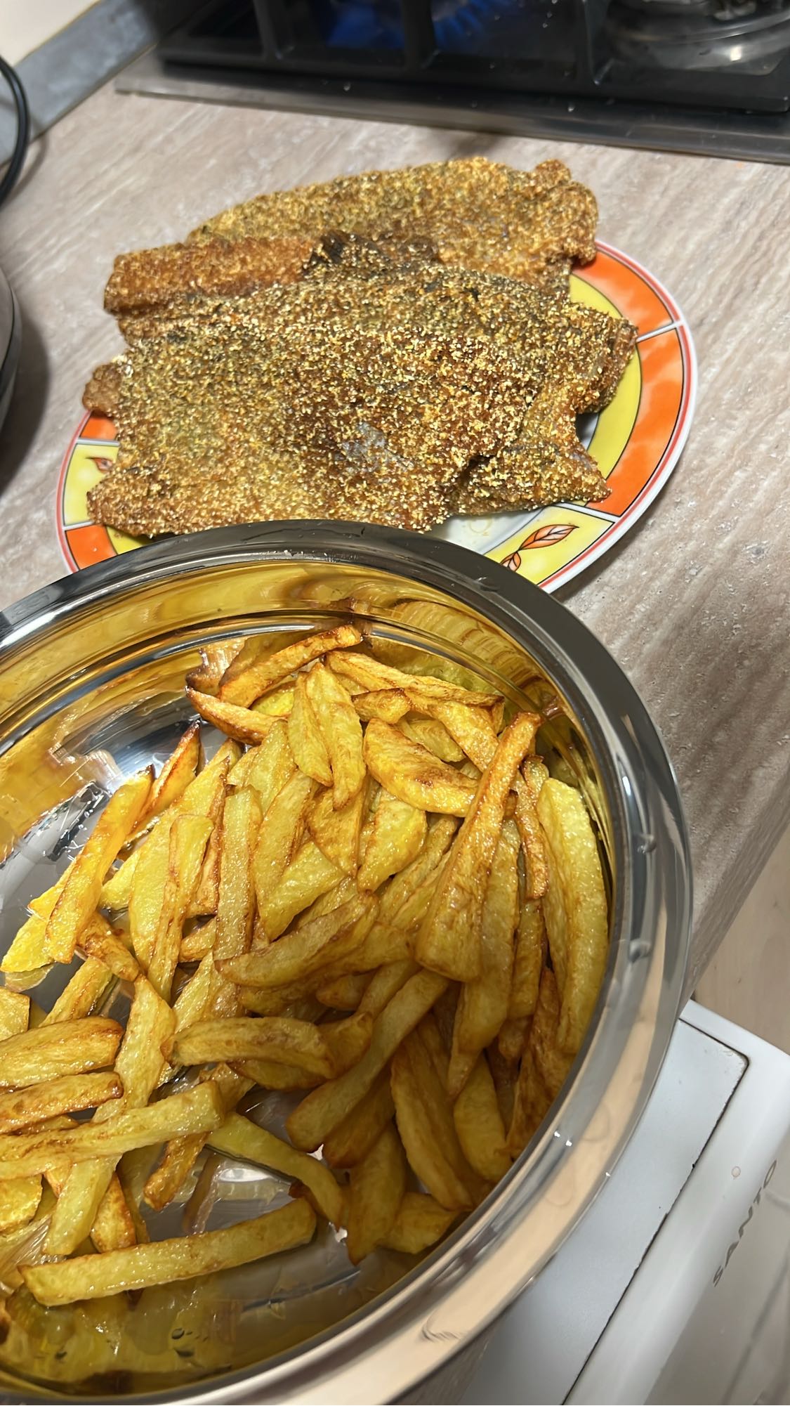 Cartofi prăjiți și pește pane