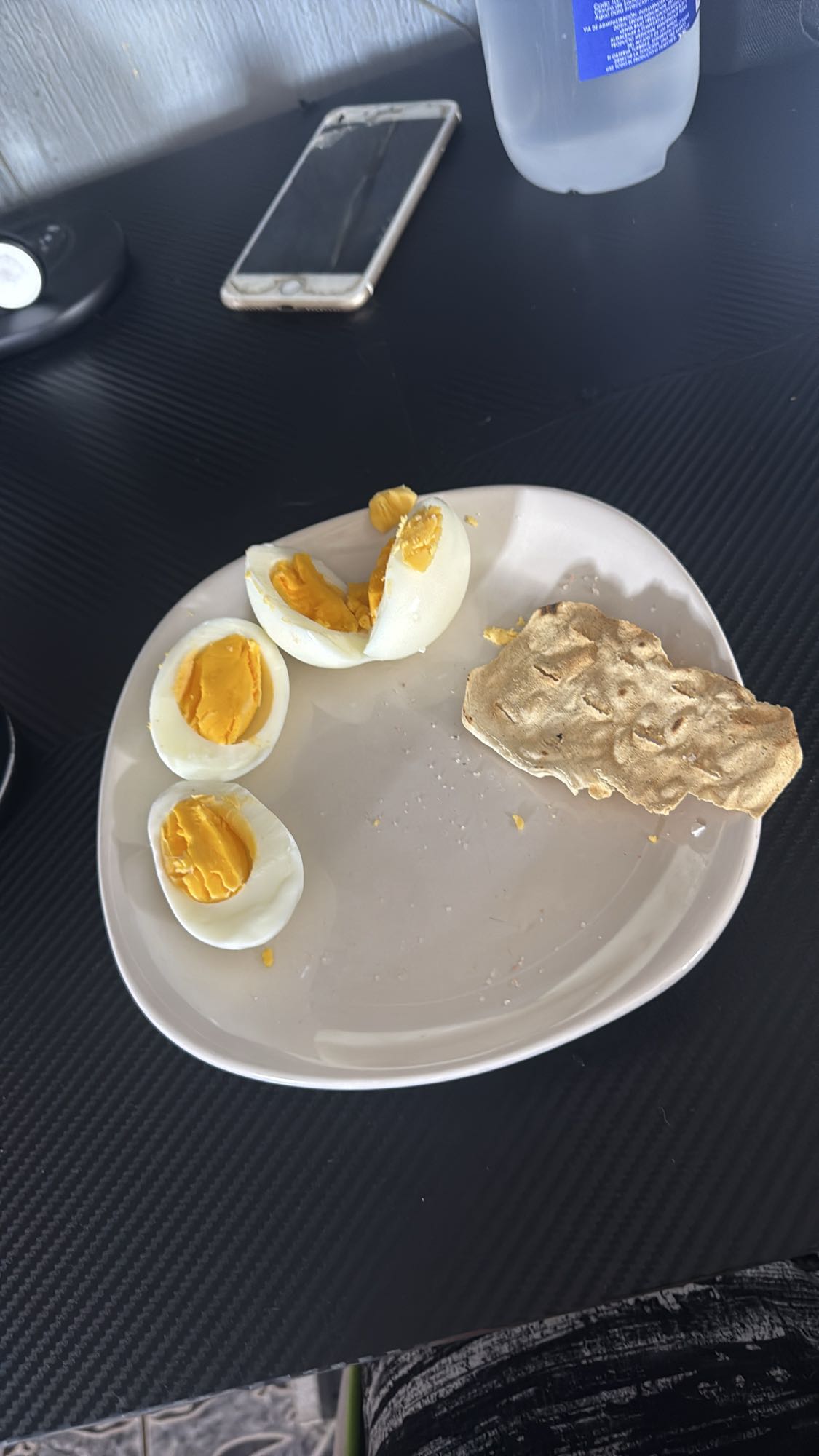 Huevos cocidos y galleta