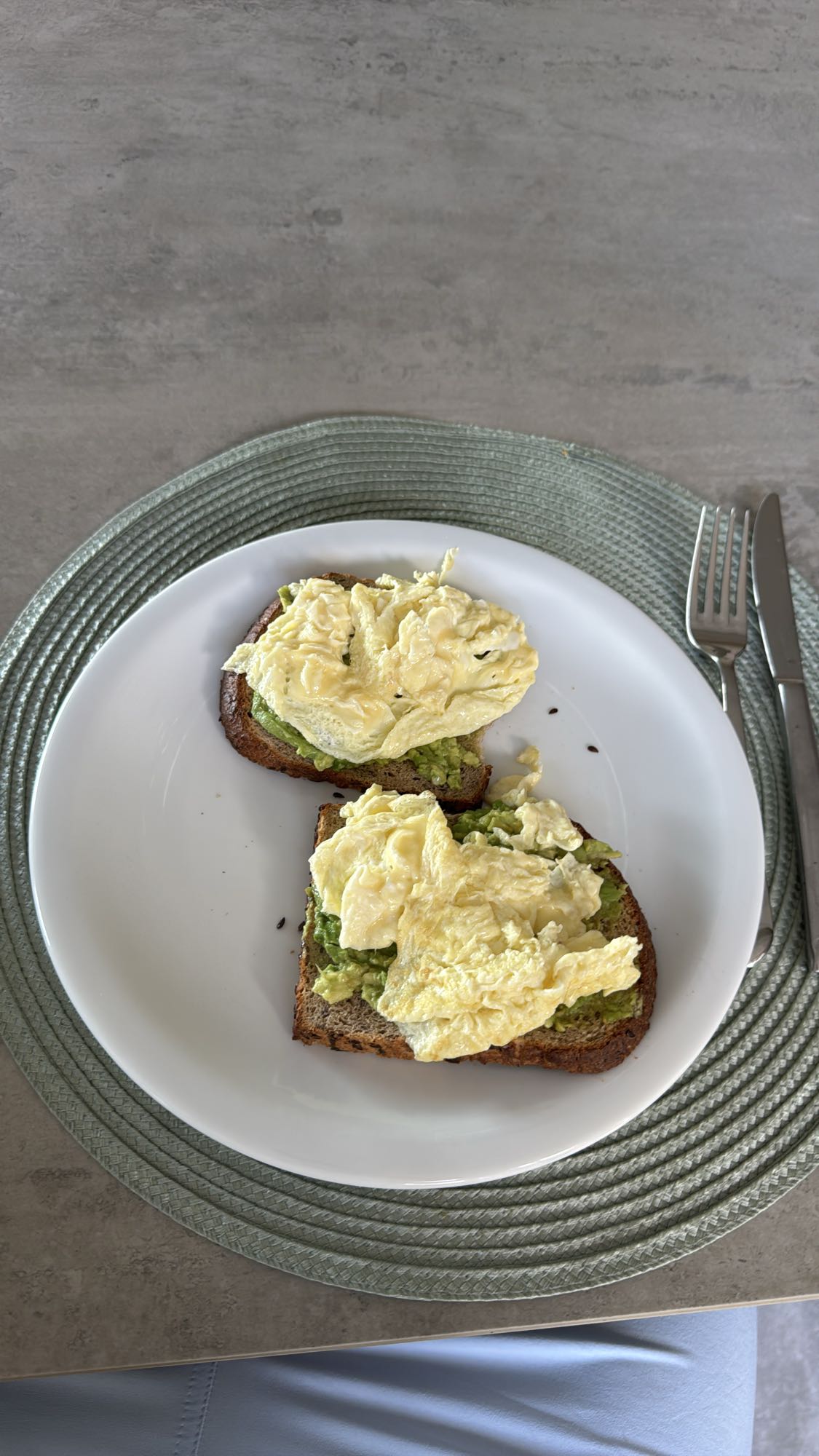 tostadas con huevo y aguacate