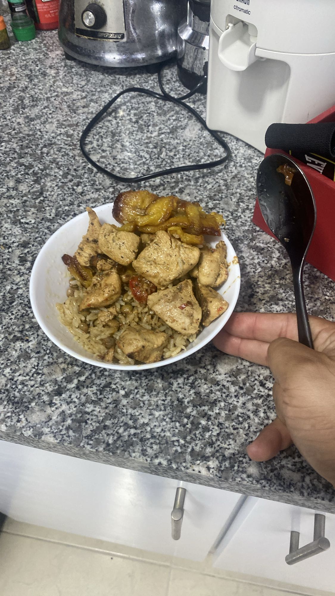 pollo con arroz y plátano