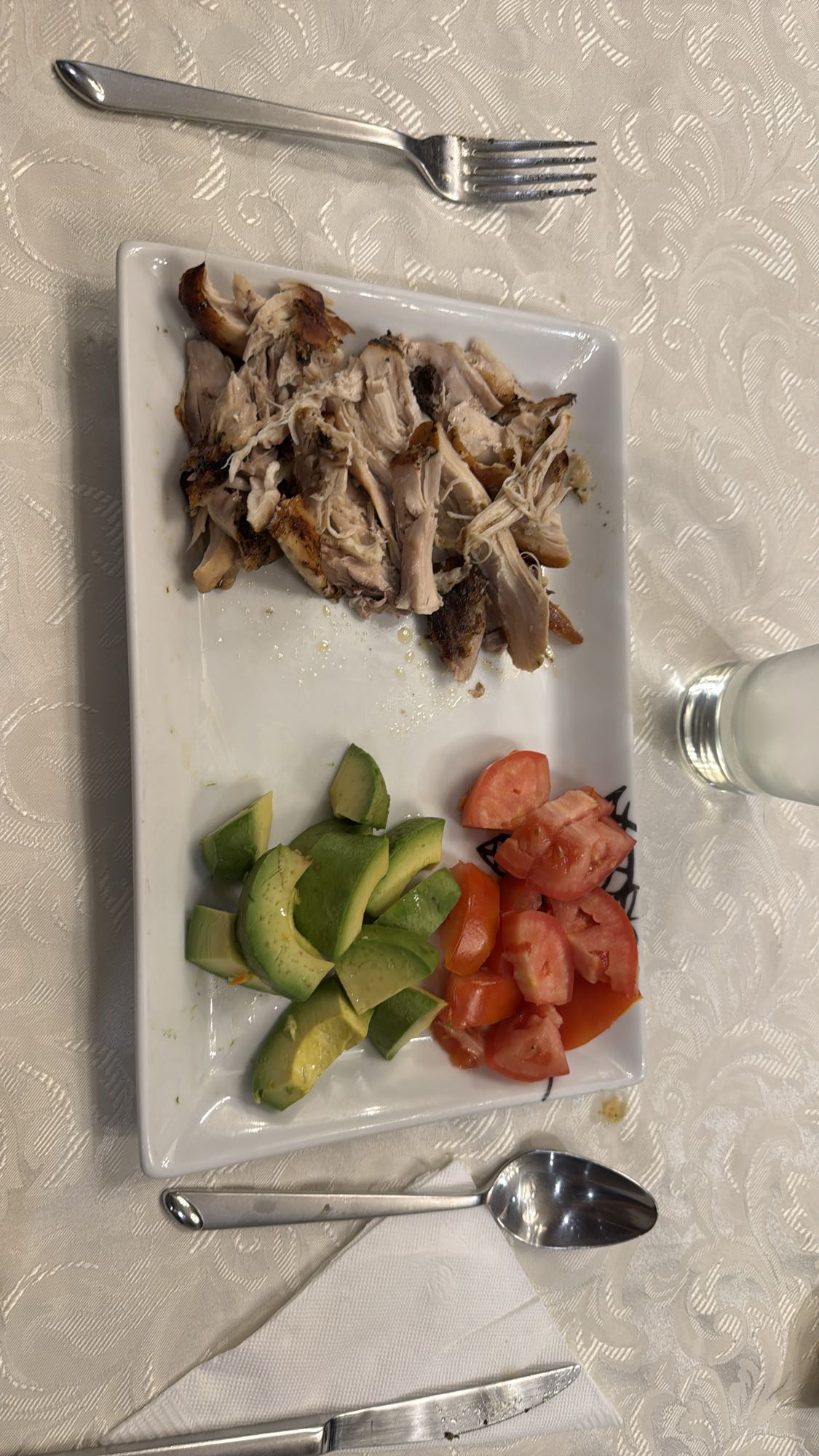 Pollo con aguacate y tomate