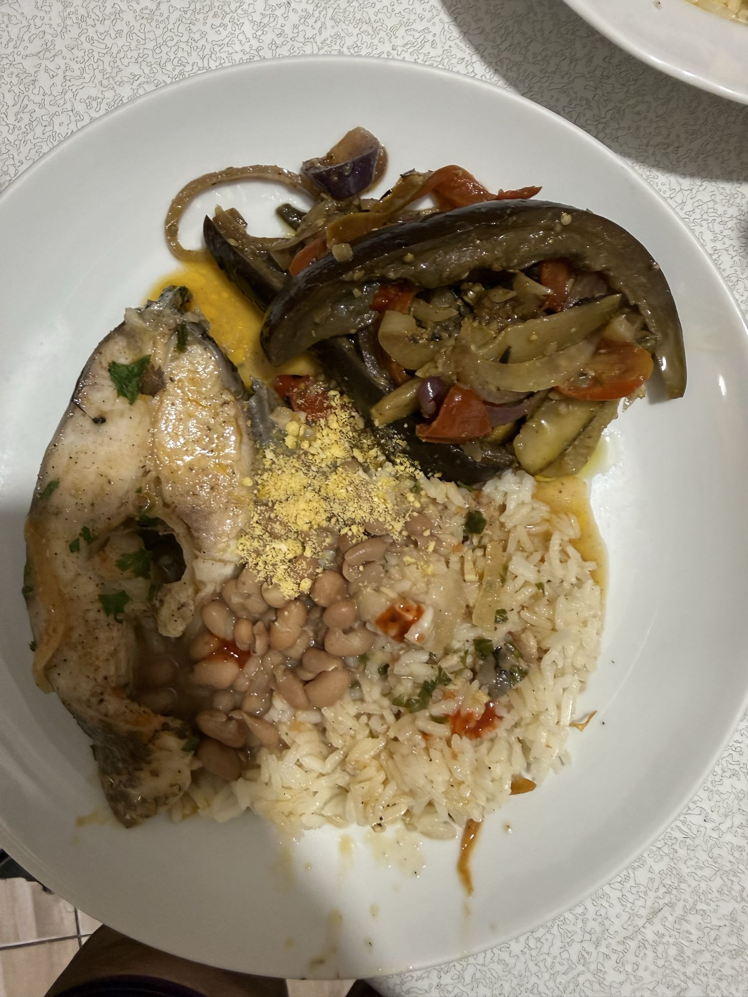 Peixe com arroz e legumes