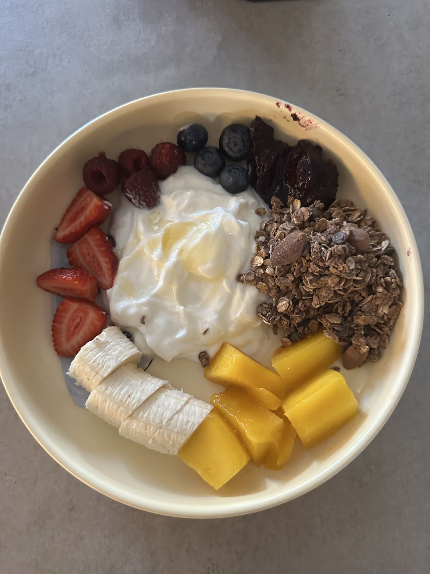 Tazón de yogur y frutas