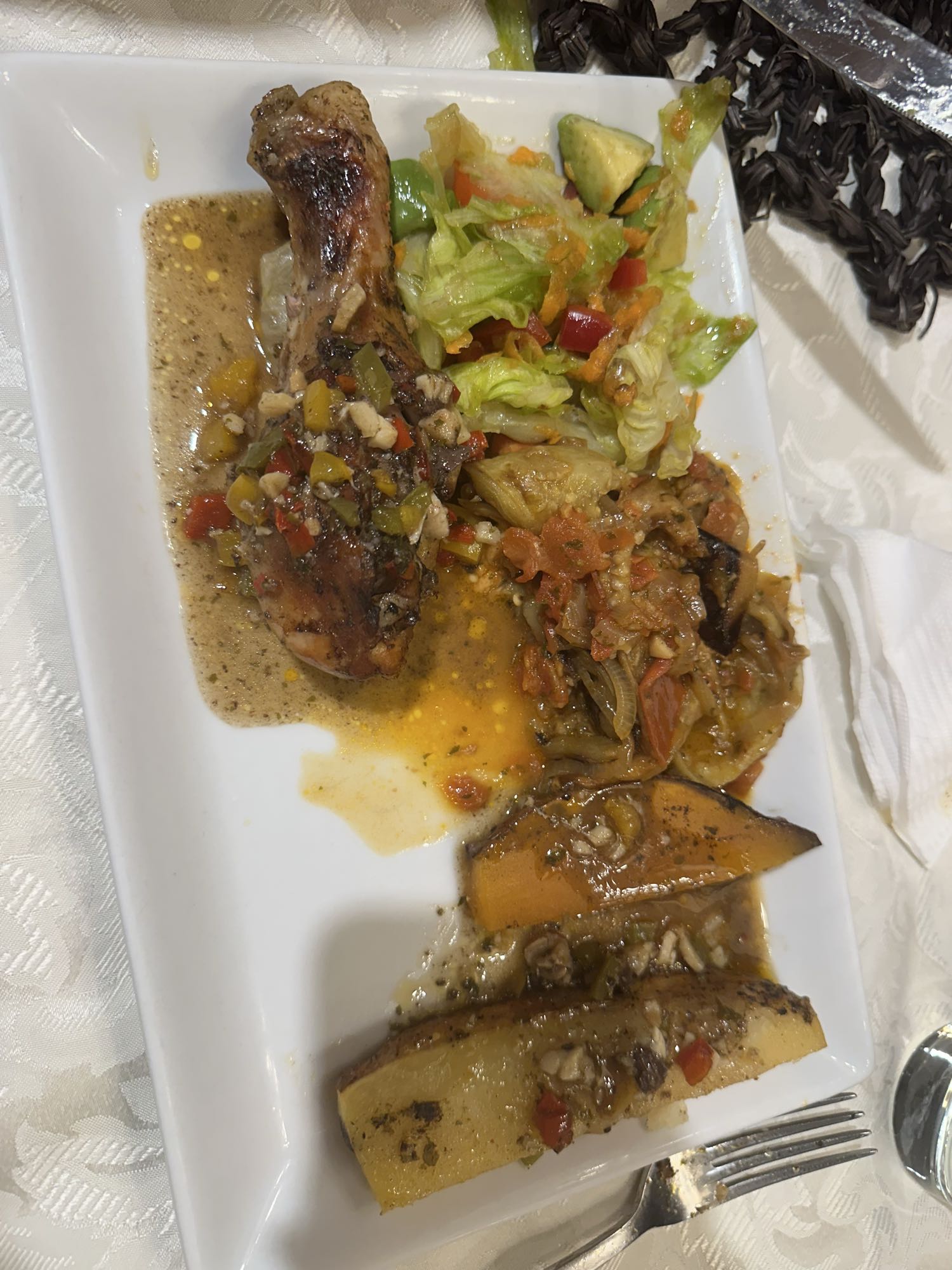 Pollo con verduras y ensalada