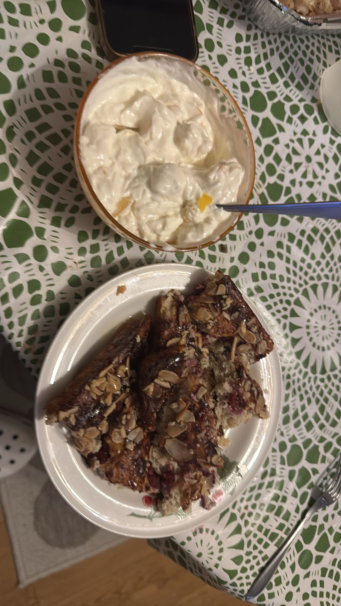 Yoghurt med frukt och bärkaka