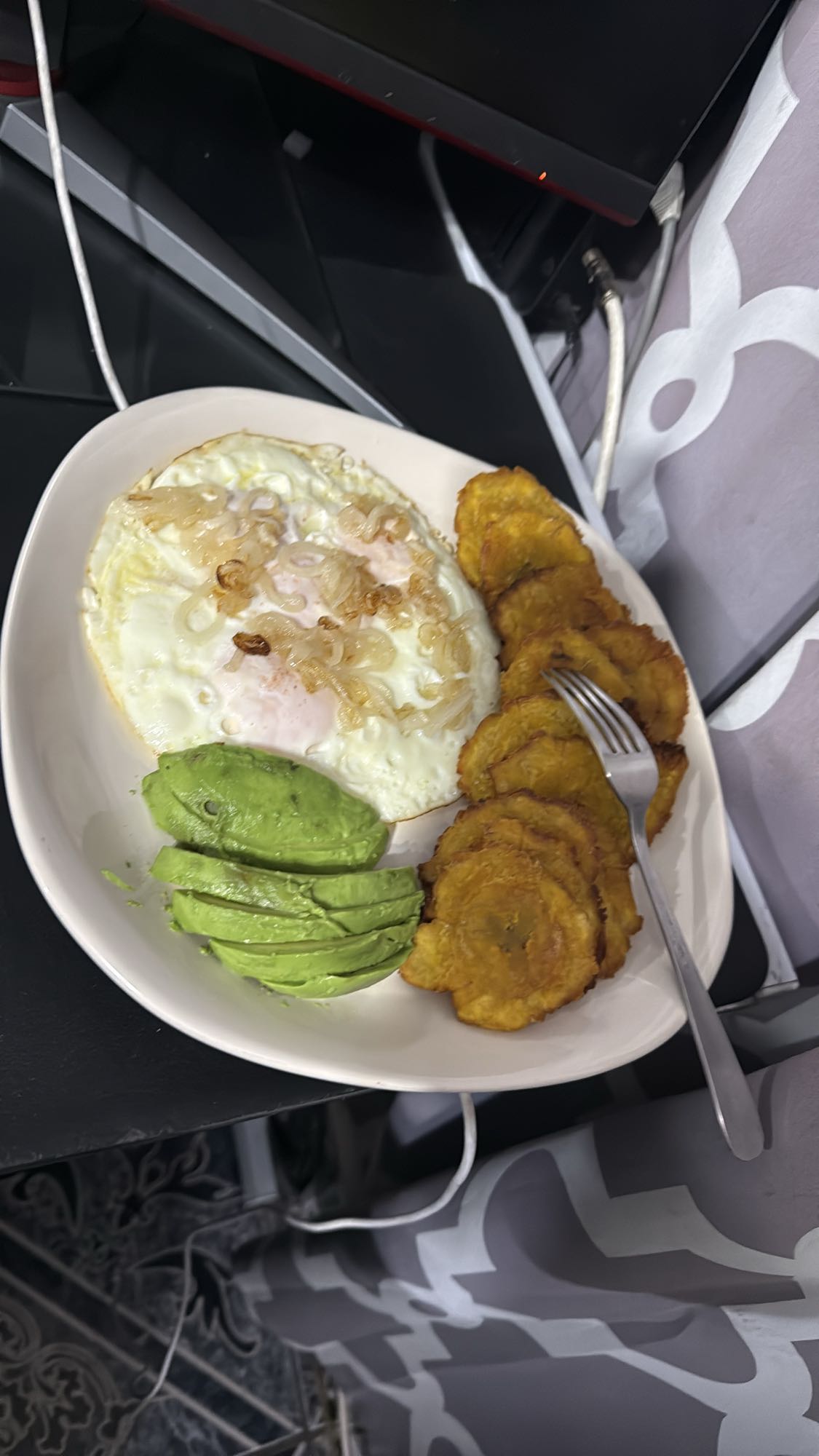 Huevos con tostones y aguacate